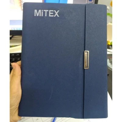 Ảnh thật nguồn sổ SC08 màu xanh được cầm tại bàn làm việc, giữ nguyên chữ MiTEX ở góc trên