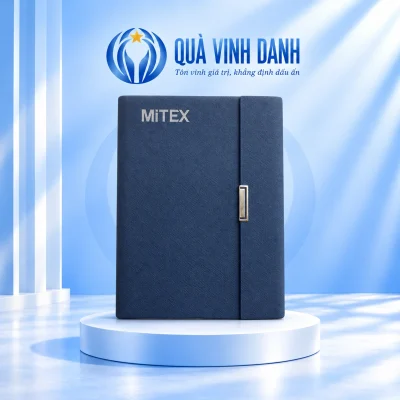 Minh họa sổ còng SC08-A5 xanh bìa gập thẳng trên bục Quà Vinh Danh, giữ chữ MiTEX từ nguồn