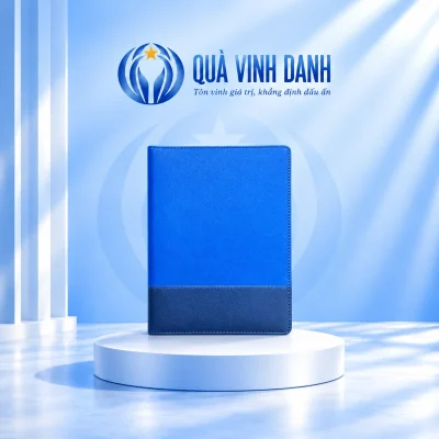 Minh họa sổ còng SC23-A5 xanh phối xanh đậm trên bục Quà Vinh Danh, giữ bìa trống theo nguồn