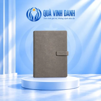 Minh họa sổ còng SC74-A5 xám tai bìa ngắn trên bục Quà Vinh Danh, giữ bề mặt trống theo bản nguồn