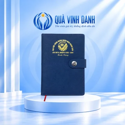Sổ SD55-A5 bìa PU xanh trên bục Quà Vinh Danh, giữ tên Công đoàn quận Ngũ Hành Sơn, nhiệm kỳ và lời đề tặng
