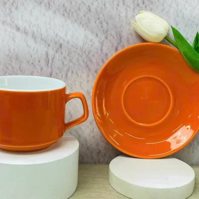 Ảnh chụp nguồn tách Capuchino cam lòng trắng và đĩa cam dựng đứng, giữ nguyên hoa trắng và hai bục chụp ảnh