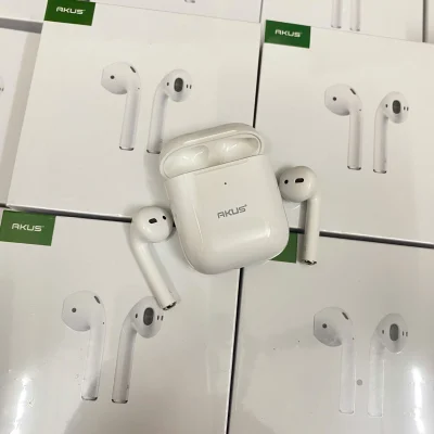 Ảnh chụp nguồn AKUS A2 gồm hộp trắng mở rỗng và hai tai thân dài đặt rời hai bên trên các hộp in hình tai nghe giữ toàn bộ chữ logo
