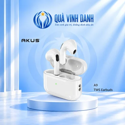 Ảnh đổi nền catalogue AKUS A9 trắng một hộp ngang mở hai tai thân ngắn giữ chấm xanh bản lề hai lỗ bên cạnh cùng chữ AKUS A9 TWS Earbuds trên bục Quà Vinh Danh