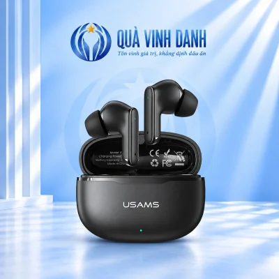 Tai nghe USAMS Echo E05 đen và hộp sạc mở trên nền Quà Vinh Danh