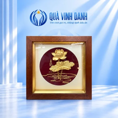 Tranh hoa sen nền đỏ với một bông sen và lá lớn màu vàng, khung vuông vân nâu trên nền Quà Vinh Danh