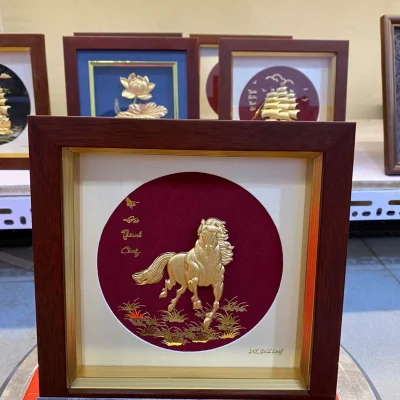 Ảnh nguồn nguyên khung tranh mã đáo nền đỏ với thước nằm ngang đo chiều rộng phía dưới