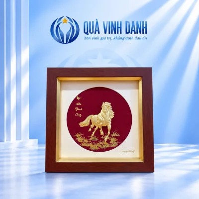 Tranh một ngựa màu vàng trên nền tròn đỏ sẫm, khung vuông nâu đỏ và viền sáng