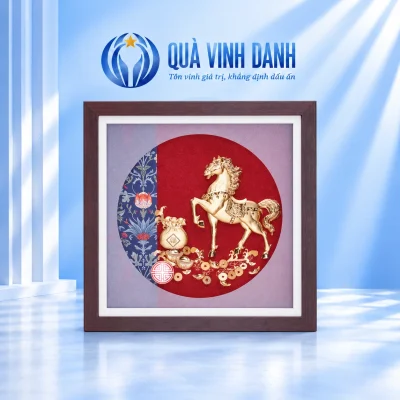 Tranh một ngựa màu vàng hướng trái trên nền đỏ, dải họa tiết lam bên trái và khung vuông vân nâu