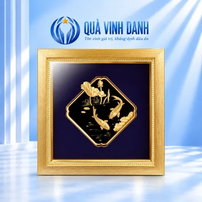 Tranh Song Ngư Cát Hạnh với hai cá chép và hoa sen trong hình thoi đen, nền xanh tím, khung vuông màu vàng
