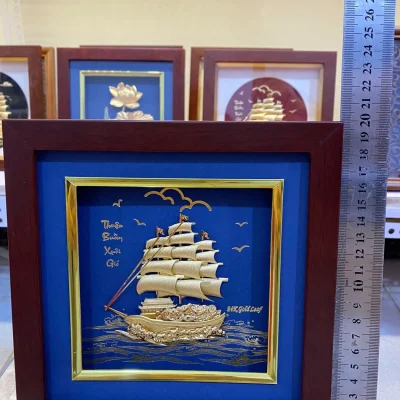 Ảnh nguồn tranh thuyền buồm nền xanh với thước dọc cạnh phải để đối chiếu chiều cao