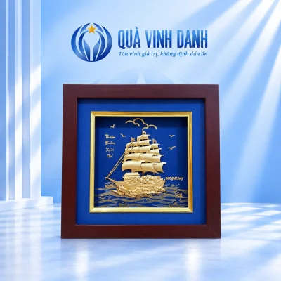 Tranh thuyền buồm màu vàng trên nền xanh với chữ Thuận Buồm Xuôi Gió và khung vuông nâu đỏ