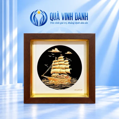 Tranh thuyền buồm nền tròn đen, khung nâu vân gỗ trên nền Quà Vinh Danh
