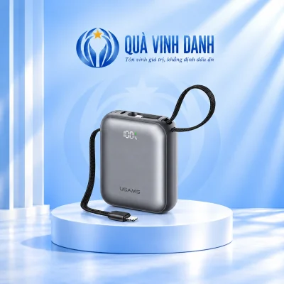 Minh họa USAMS CD258 PB86 xám màn hình 100 phần trăm logo USAMS dây vòng đen và đầu Lightning trên bục Quà Vinh Danh