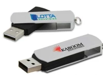 Ảnh nguồn hai USB KTX 02 ốp bạc mở đầu kết nối giữ logo chữ LOTTA INDUSTRIES KABOOM INDUSTRIES và thân đen