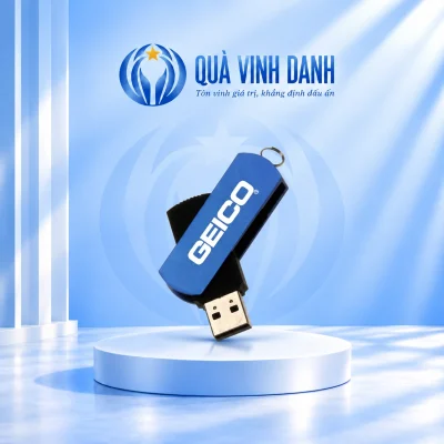 Ảnh đổi nền USB KTX 02 xanh đen mở ốp giữ chữ GEICO vòng móc và đầu USB từ nguồn trên bục Quà Vinh Danh