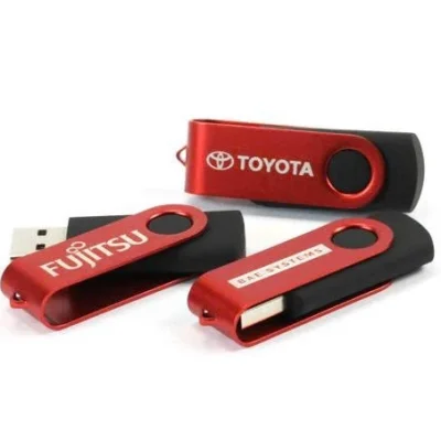 Ảnh nguồn ba USB KTX M đỏ đen giữ TOYOTA FUJITSU BAE SYSTEMS ở tư thế đóng và mở ốp xoay cùng đầu USB