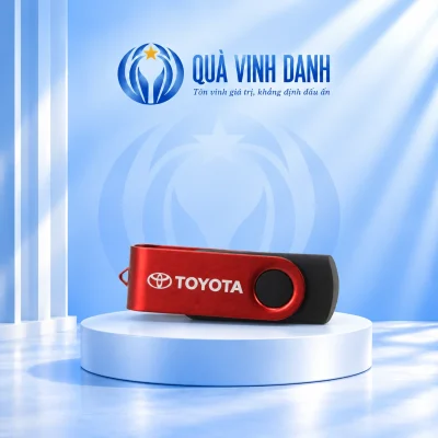 Ảnh đổi nền USB KTX M đỏ đen đóng ốp xoay giữ biểu tượng và chữ TOYOTA từ ảnh nguồn trên bục Quà Vinh Danh