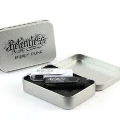 Ảnh nguồn hộp tông bạc có đệm đen đặt hai USB giữ chữ Relentless trên nắp và vật phẩm