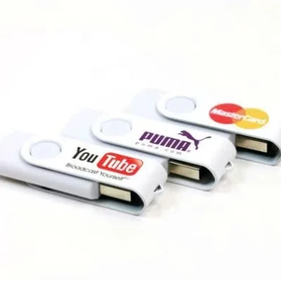 Ảnh nguồn ba USB màu trắng giữ bố cục YouTube Puma MasterCard cùng dòng chữ và đầu kết nối