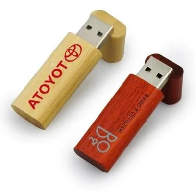 Ảnh nguồn đôi USB UGV 001 gỗ sáng và đỏ sẫm mở đầu cắm nắp đặt phía sau giữ nguyên chữ đỏ cùng nội dung B&O