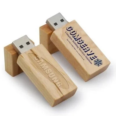 Ảnh nguồn hai USB gỗ UGV 006 mở nắp giữ bố cục chữ nâu và chữ xanh biểu tượng cùng đầu kết nối và hai nắp phía sau