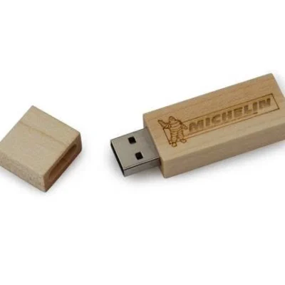 Ảnh nguồn USB gỗ UGV 006 mở đầu kết nối giữ biểu tượng và chữ MICHELIN cùng nắp rời bên trái và lòng nắp