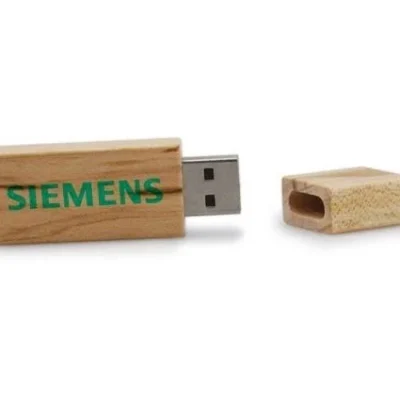 Ảnh nguồn USB gỗ UGV 006 mở đầu USB giữ chữ SIEMENS xanh cùng nắp rời bên phải nhìn thấy lòng nắp