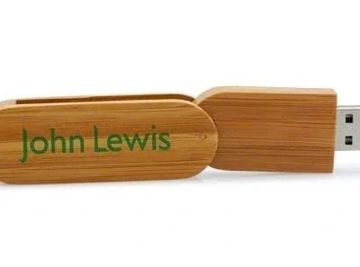 Ảnh nguồn USB gỗ UGV 007 chữ John Lewis giữ khe trên ốp dài điểm tròn gần cuối cùng thân và đầu USB mở bên phải