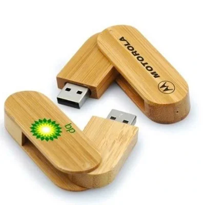 Ảnh nguồn đôi USB gỗ xoay UGV 007 giữ biểu tượng chữ MOTOROLA và bp ở hai góc mở lộ đầu USB khác nhau