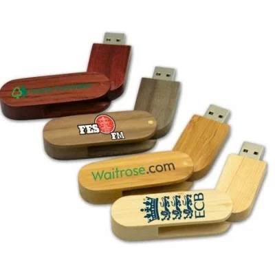 Ảnh nguồn bốn USB gỗ xoay UGV 007 nhiều sắc gỗ mở đầu cắm giữ nguyên các biểu tượng chữ gồm Waitrose.com và ECB