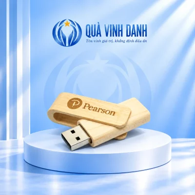 Ảnh đổi nền USB gỗ xoay UGV 027 sáng màu mở chéo giữ chữ Pearson khe rỗng của ốp và đầu USB-A trên bục Quà Vinh Danh