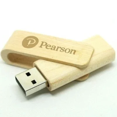 Ảnh nguồn USB UGV 027 chữ Pearson nguyên khung thấy mặt ốp bo góc khe rỗng thân gỗ bên dưới và đầu USB-A mở bên trái