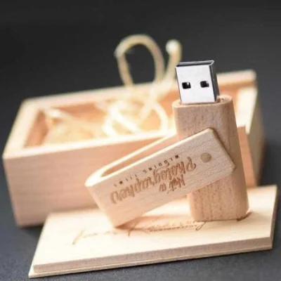 Ảnh nguồn USB gỗ UGV 027 đặt đứng mở đầu cắm giữ nguyên nội dung trên ốp cùng hộp gỗ và phần lót phía sau
