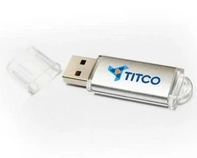 Ảnh nguồn USB UKV 024 thân bạc giữ biểu tượng chữ TITCO đầu USB mở nắp trong đặt bên trái và điểm nối trong ở cuối
