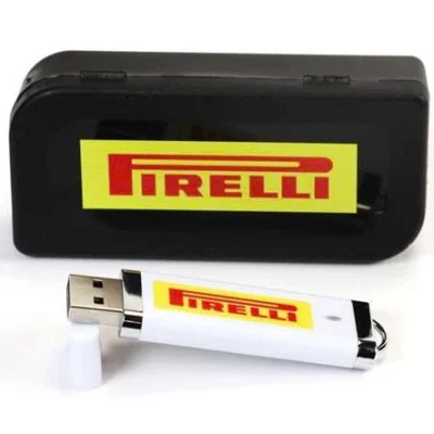 Ảnh nguồn USB UNV 001 trắng mở cùng nắp rời trước hộp đen giữ nguyên chữ Pirelli đỏ trên nền vàng ở thân và hộp
