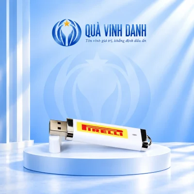 Ảnh đổi nền USB UNV 001 trắng mở đầu USB-A bên trái cùng nắp rời giữ chữ Pirelli đỏ vàng dải sáng và vòng nối cuối trên bục Quà Vinh Danh